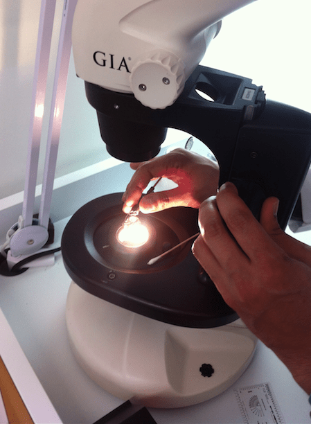 GIA-microscope-gemologist-lab
